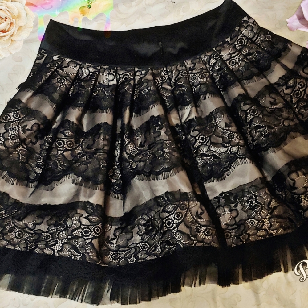 Lace beige and black skirt